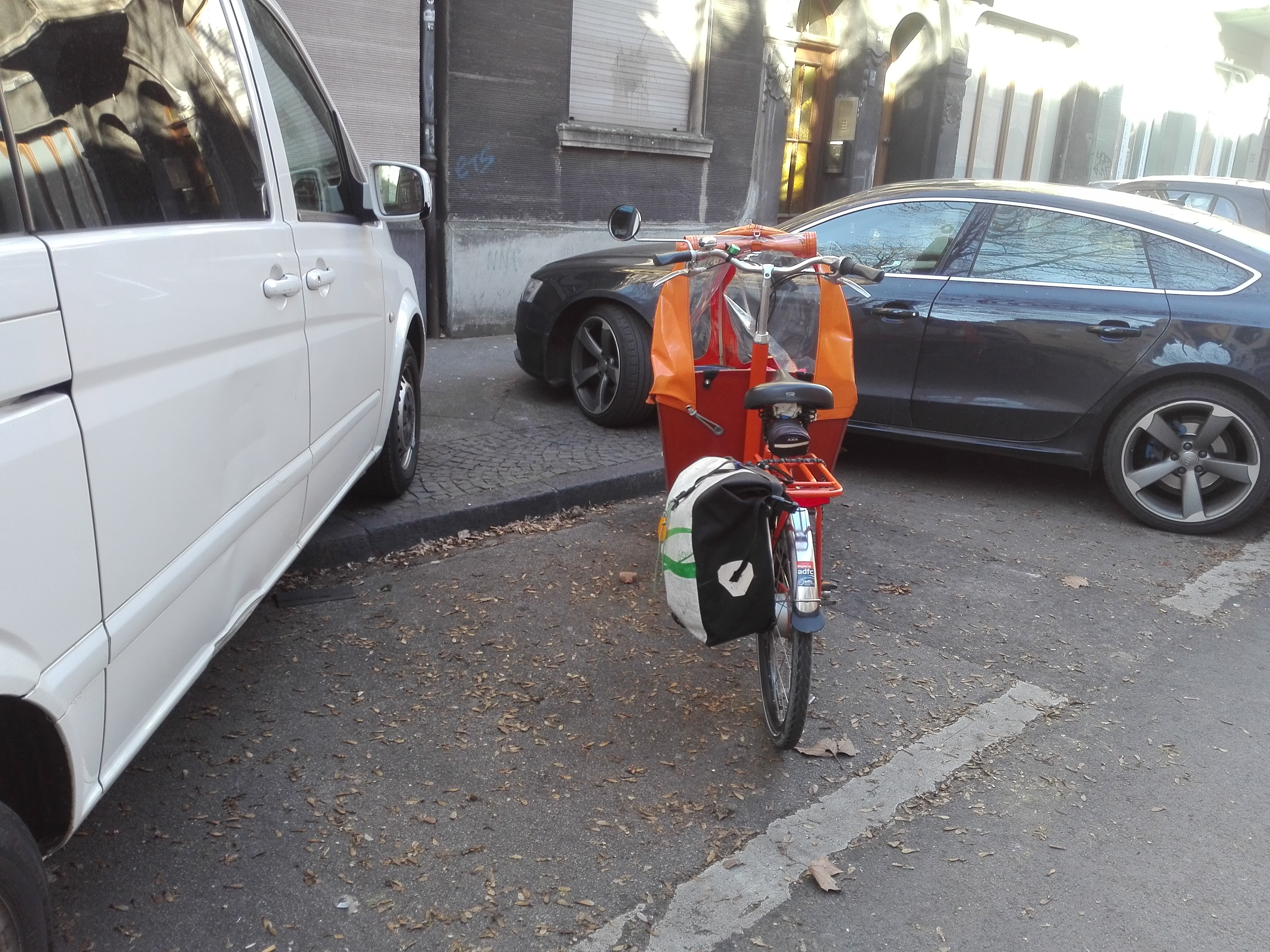 Der ULF in einer Parklücke bei wilder Autoparkerei.