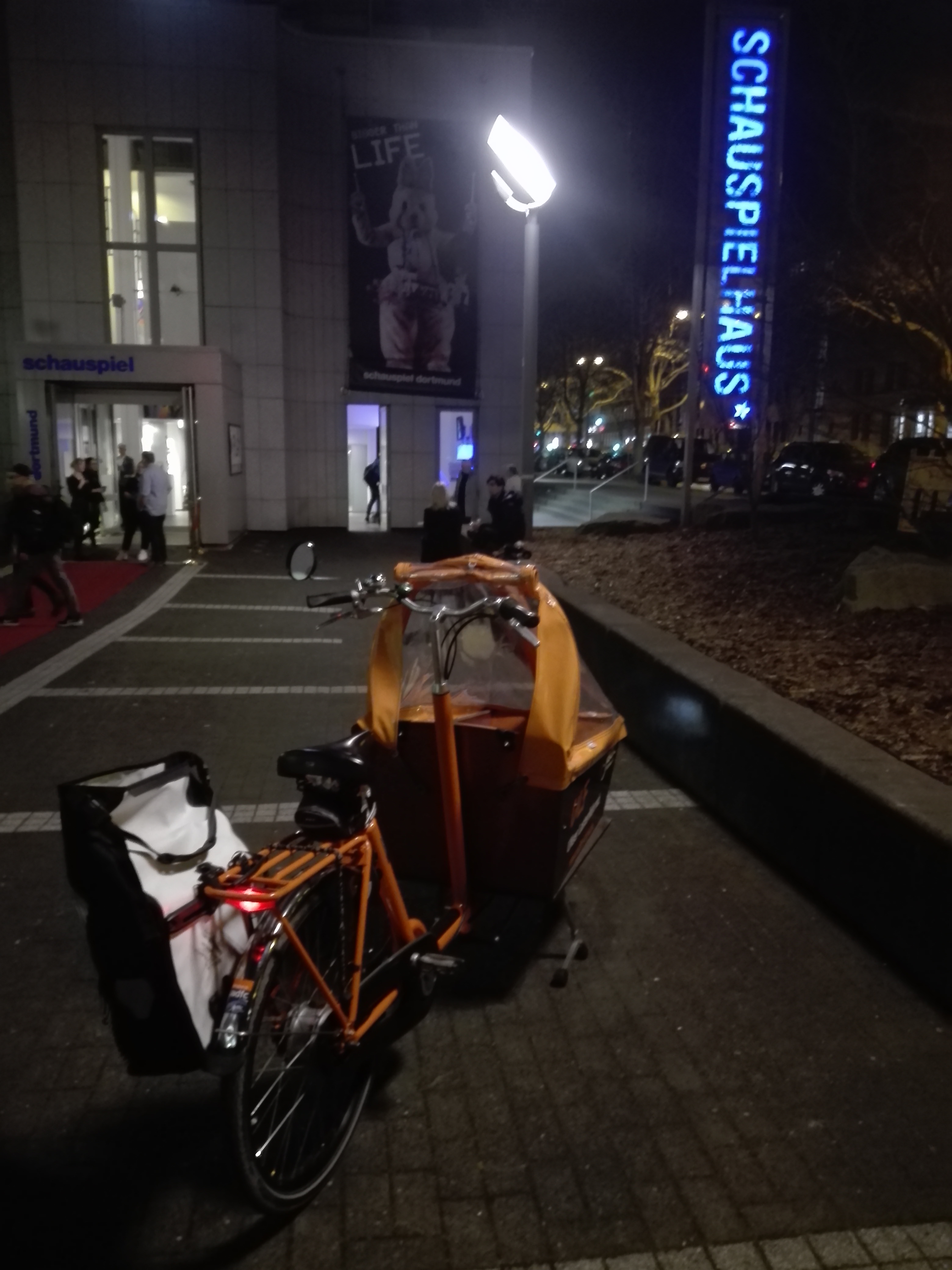 Der ULF vor dem Schauspielhaus Dortmund.