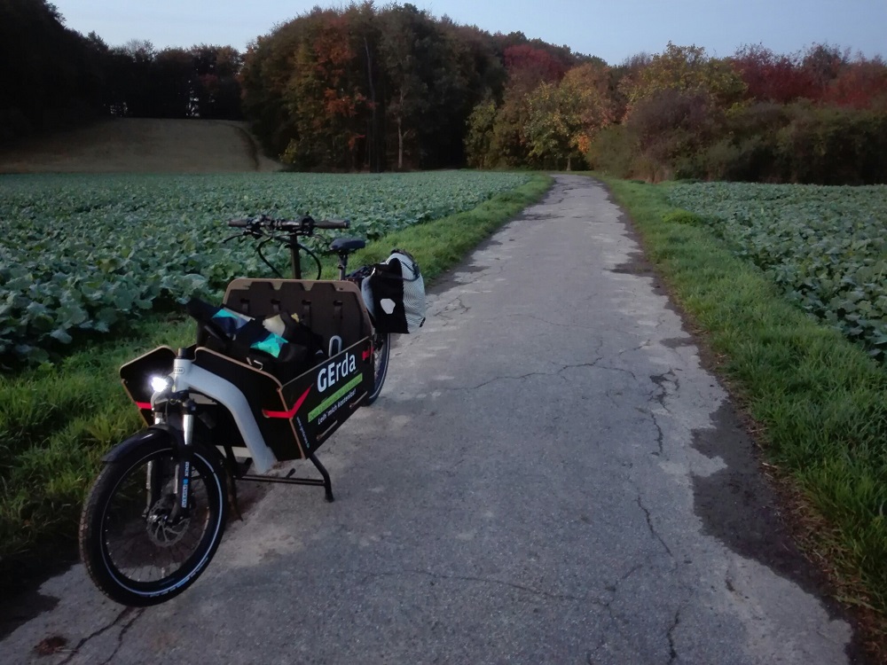 Auf dieser Strecke bin ich auch einem leibhaftigen Pferd begegnet und unfreiwillig durch deren Kot gefahren.