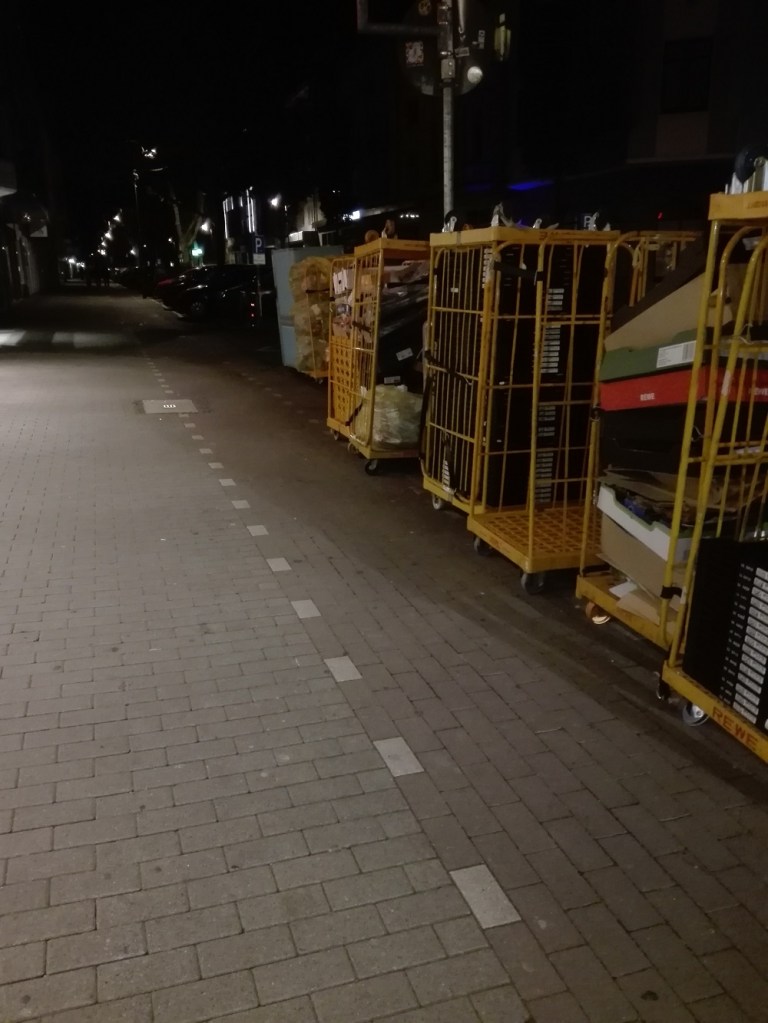 Der benutzungspflichtige Radweg in der Kaiserstraße 'Dortmund auf der Höhe des Supermarktes mit Stellplätzen für die Kunden*fahrräder.