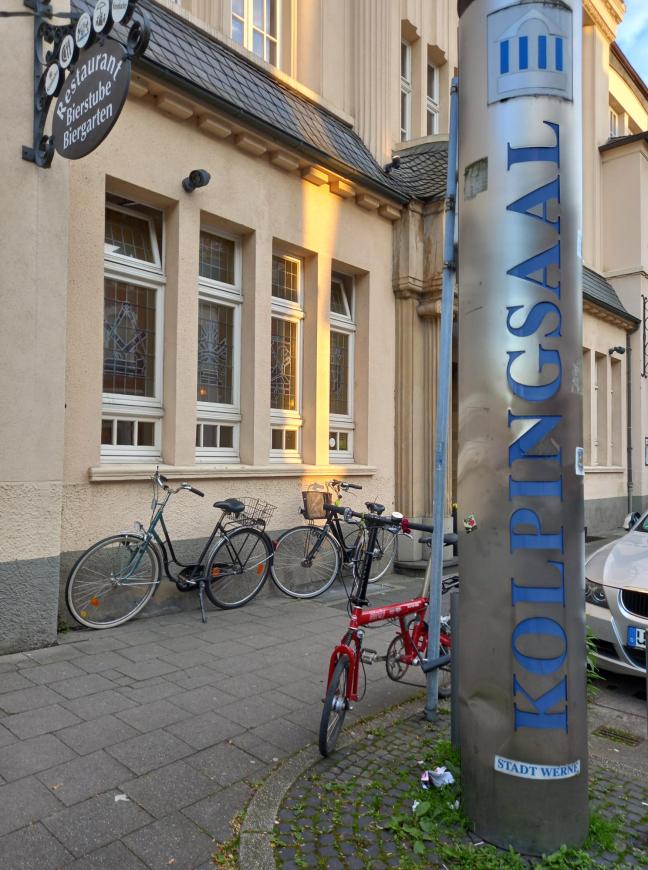 Parkende Fahrräder neben dem EIngang zum Kolpingsaal in Werne an der Lippe